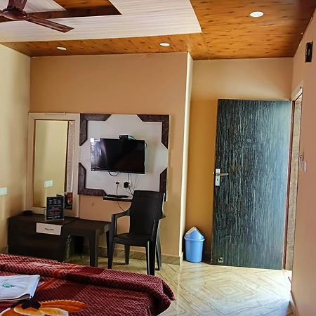 דלהאוזי Oak Wood Homestay Banikhet מראה חיצוני תמונה