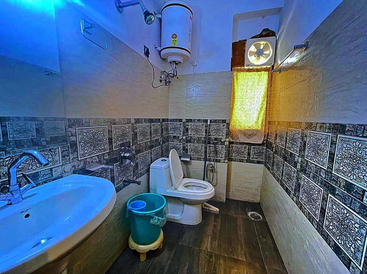 דלהאוזי Oak Wood Homestay Banikhet מראה חיצוני תמונה