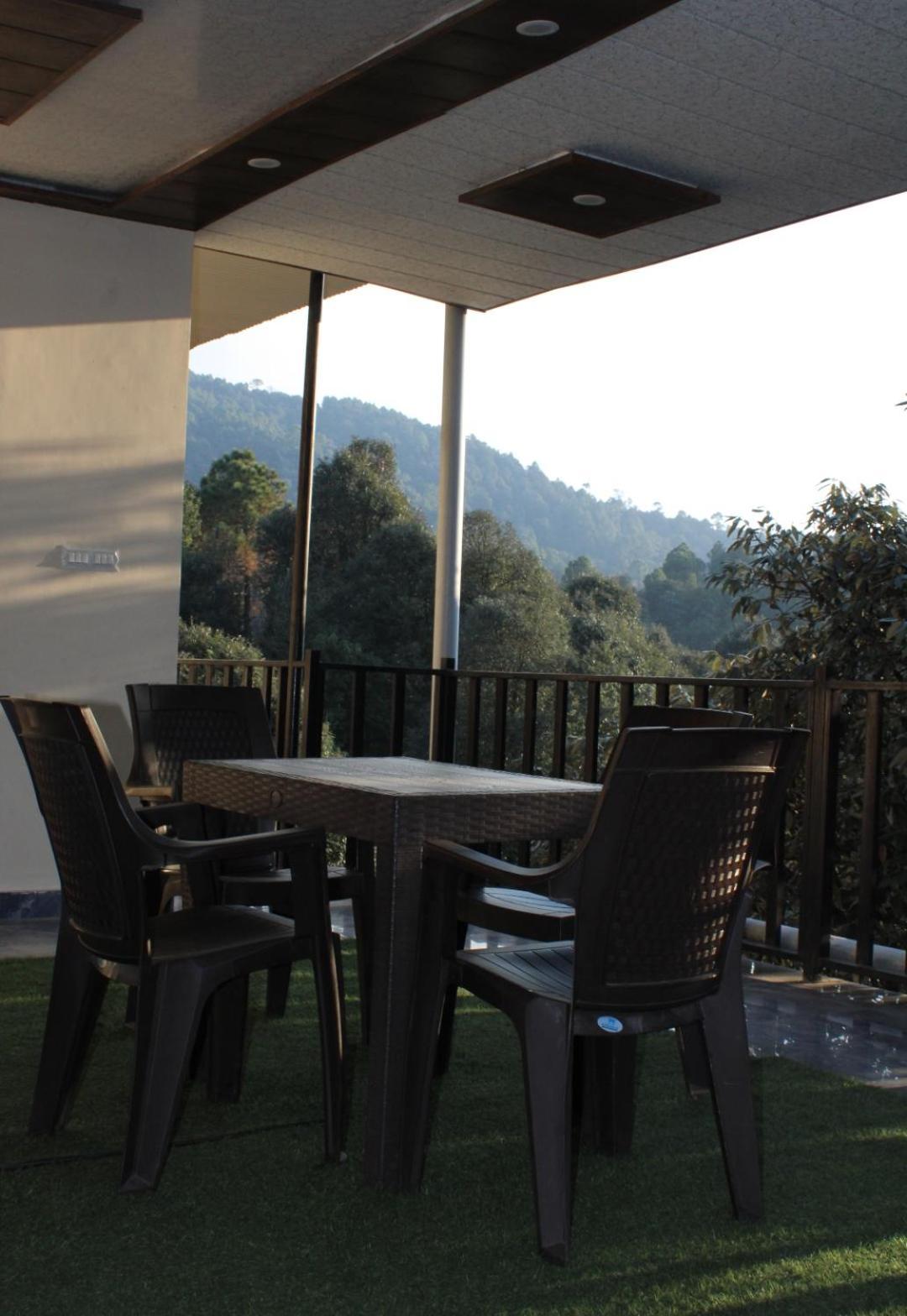 דלהאוזי Oak Wood Homestay Banikhet מראה חיצוני תמונה