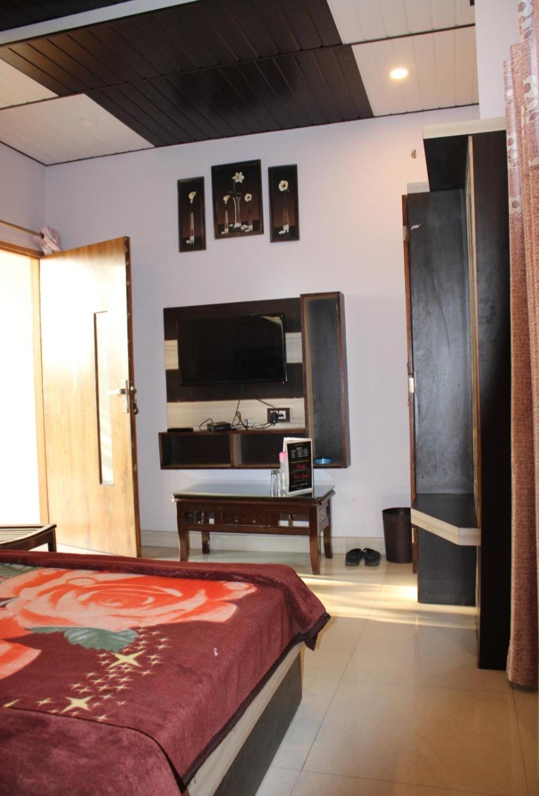 דלהאוזי Oak Wood Homestay Banikhet מראה חיצוני תמונה